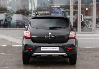 Подержанный автомобиль Renault Sandero 2017 года (6 фото)