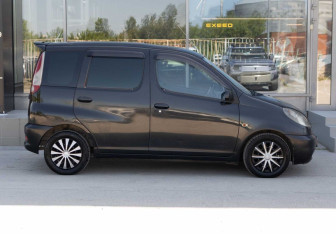 Подержанный автомобиль Toyota FunCargo 1999 года (4 фото)