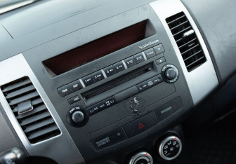 Подержанный автомобиль Mitsubishi Outlander 2008 года (14 фото)