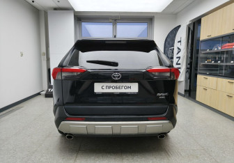 Подержанный автомобиль Toyota RAV4 2022 года (5 фото)
