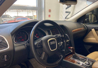 Подержанный автомобиль Audi Q7 2010 года (8 фото)