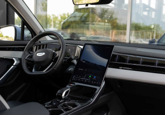 Подержанный автомобиль Geely Atlas 2024 года (10 фото)