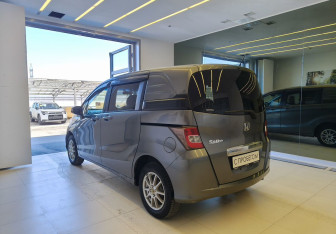 Подержанный автомобиль Honda Freed 2011 года (6 фото)