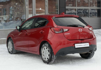 Подержанный автомобиль Mazda Demio 2016 года (7 фото)