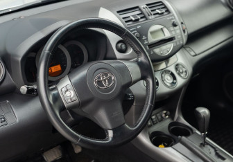 Подержанный автомобиль Toyota RAV4 2008 года (11 фото)