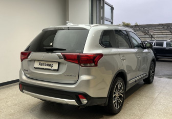 Подержанный автомобиль Mitsubishi Outlander 2018 года (4 фото)