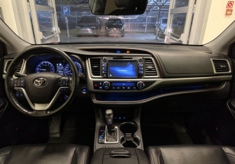 Подержанный автомобиль Toyota Highlander 2019 года (8 фото)