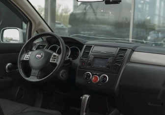 Подержанный автомобиль Nissan Tiida Hatchback 2013 года (10 фото)