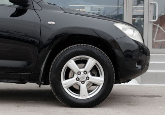 Подержанный автомобиль Toyota RAV4 2008 года (9 фото)