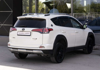 Подержанный автомобиль Toyota RAV4 2017 года (5 фото)