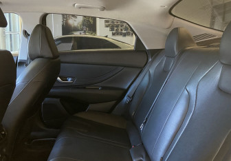 Подержанный автомобиль Hyundai Elantra Sedan 2023 года (12 фото)