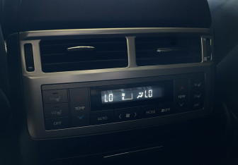 Подержанный автомобиль Lexus LX 2015 года (18 фото)