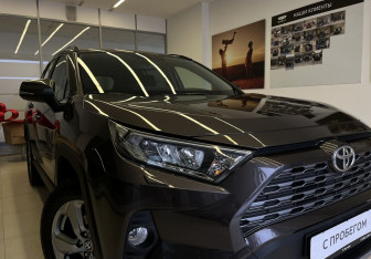 Подержанный автомобиль Toyota RAV4 2020 года (8 фото)