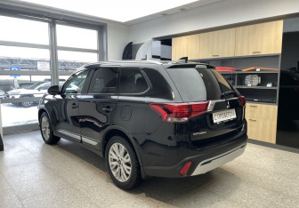 Подержанный автомобиль Mitsubishi Outlander 2021 года (7 фото)