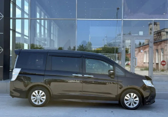 Подержанный автомобиль Honda Stepwgn 2012 года (4 фото)