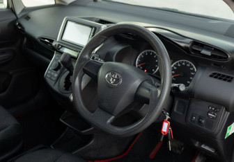 Подержанный автомобиль Toyota Wish Minivan 2013 года (11 фото)