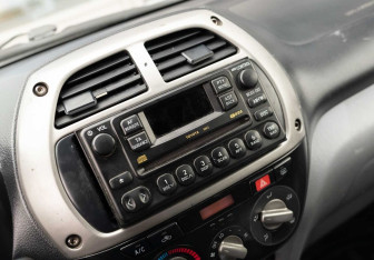 Подержанный автомобиль Toyota RAV4 2001 года (13 фото)