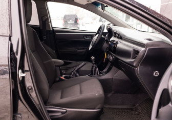 Подержанный автомобиль Toyota Corolla Sedan 2013 года (19 фото)