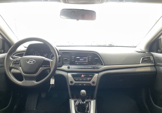 Подержанный автомобиль Hyundai Elantra Sedan 2018 года (10 фото)