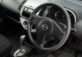 Подержанный автомобиль Nissan Note 2009 года (11 фото)