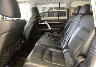 Подержанный автомобиль Toyota Land Cruiser Suv 2018 года (13 фото)