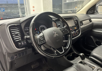 Подержанный автомобиль Mitsubishi Outlander 2015 года (7 фото)
