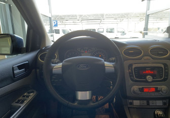 Подержанный автомобиль Ford Focus Sedan 2008 года (11 фото)