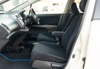 Подержанный автомобиль Honda Stream 2007 года (17 фото)