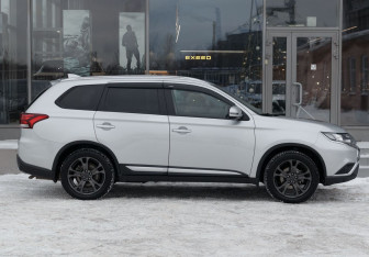 Подержанный автомобиль Mitsubishi Outlander 2019 года (4 фото)