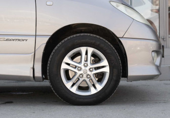 Подержанный автомобиль Toyota Estima 2005 года (9 фото)