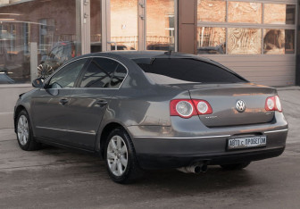 Подержанный автомобиль Volkswagen Passat Sedan 2005 года (7 фото)