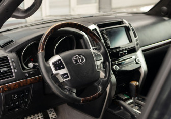 Подержанный автомобиль Toyota Land Cruiser Suv 2012 года (11 фото)