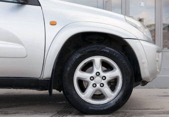 Подержанный автомобиль Toyota RAV4 2002 года (9 фото)