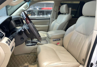 Подержанный автомобиль Lexus LX 2014 года (11 фото)