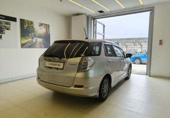 Подержанный автомобиль Honda Fit Shuttle 2014 года (4 фото)
