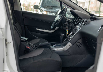 Подержанный автомобиль Peugeot 308 Hatchback 2011 года (17 фото)