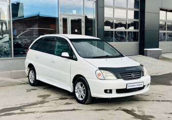 Подержанный автомобиль Toyota Nadia 2001 года (3 фото)