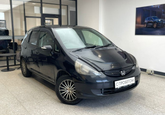 Подержанный автомобиль Honda Fit 2006 года (4 фото)