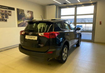 Подержанный автомобиль Toyota RAV4 2015 года (5 фото)