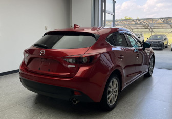 Подержанный автомобиль Mazda Axela Hatchback 2016 года (6 фото)
