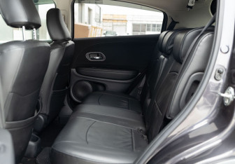 Подержанный автомобиль Honda Vezel 2013 года (18 фото)