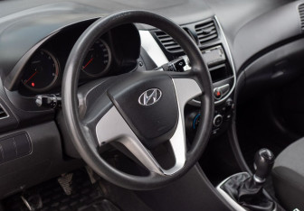 Подержанный автомобиль Hyundai Solaris Sedan 2011 года (11 фото)