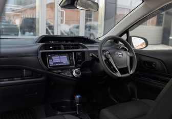 Подержанный автомобиль Toyota Aqua 2016 года (10 фото)