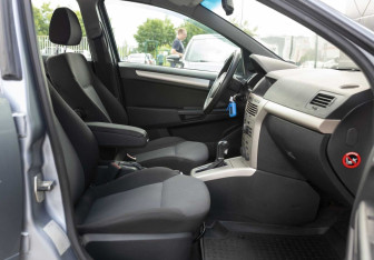 Подержанный автомобиль Opel Astra Sedan 2008 года (19 фото)