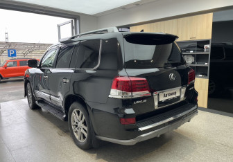 Подержанный автомобиль Lexus LX 2013 года (6 фото)