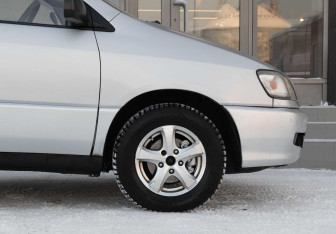 Подержанный автомобиль Toyota Ipsum 1997 года (9 фото)