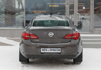 Подержанный автомобиль Opel Astra Sedan 2012 года (6 фото)