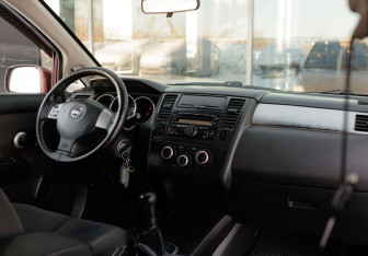 Подержанный автомобиль Nissan Tiida Hatchback 2007 года (10 фото)