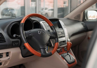 Подержанный автомобиль Lexus RX 2007 года (11 фото)