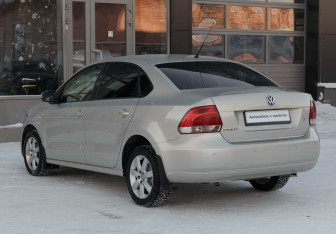 Подержанный автомобиль Volkswagen Polo Sedan 2012 года (7 фото)